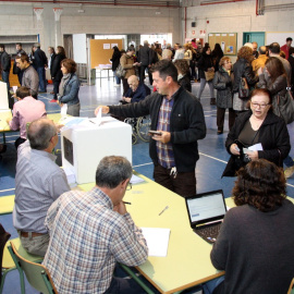 09/11/2014 - Persones votant a Valls en la consulta del 9 de novembre del 2014.