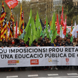 Capçalera de la manifestació dels sindicats de l'educació en el cinquè dia de vaga.