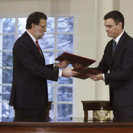 Mariano Rajoy y Pedro Sánchez, en el Palacio de la Moncloa, en la firma del pacto antiyihadista, en febrero de 2015. EFE