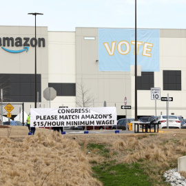 Los trabajadores de la planta de Amazon en Bessemer (Alabama) exigen un aumento de salarios.