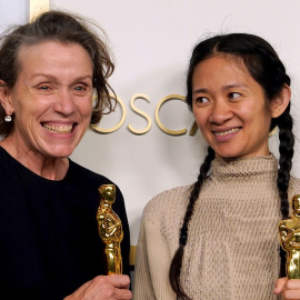 Frances McDormand y Chloe Zhao posan con sus Oscar por 'Nomadland' tras la ceremonia de la Academia de Hollywood este domingo 25 de abril de 2021.