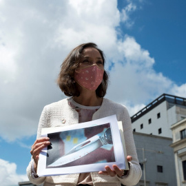 La ministra de Industria y Comercio, Reyes Maroto, muestra una fotografía de la navaja ensangrentada que ha recibido dentro de un sobre esta mañana, a su salida del Congreso de los Diputados este lunes.