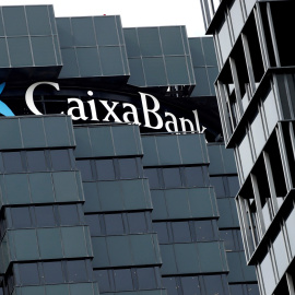 El logo de CaixaBank en lo alto de su sede en Barcelona. REUTERS/Albert Gea