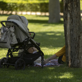 Una familia en el parque de El Retiro, a 4 de julio de 2023, en Madrid.