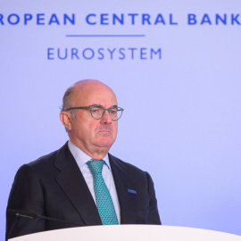 El vicepresidente del BCE, el español Luis de Guindos, en la rueda de prensa posterior a la reunión del Consejo de Gobierno de la entidad en Liubliana, la capital de Eslovenia. AFP/Jure Makovec