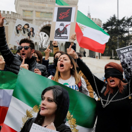 Un grupo de personas se manifiesta en Estambul (Turquía) en apoyo a las protestas contra el régimen en Irán, en una imagen tomada el 10 de diciembre de 2022