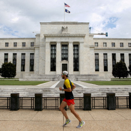 Un hombre pasa corriendo por delante del edificio de la Reserva Federal, en Washington. REUTERS/Chris Wattie