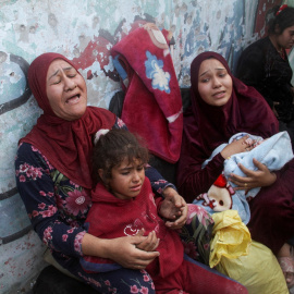 Los palestinos reaccionan después de que una escuela que albergaba a personas desplazadas fuera alcanzada por un ataque israelí en el campamento de Beach en la ciudad de Gaza el 7 de noviembre de 2024.