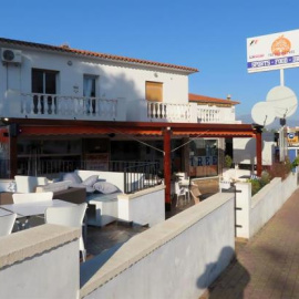 La terraza del local "The Orange tree", en el núcleo urbano El Albir de la localidad de Alfàs del Pi (Alicante)