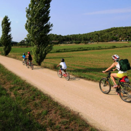 Ciclistes a la Via Verda del Tren Petit