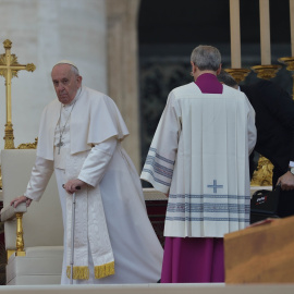 El papa Francisco durante el funeral del pontífice emérito, Benedicto XVI, en la basílica de San Pedro, a 5 de enero de 2023, en Ciudad del Vaticano