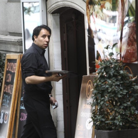 Un trabajador extranjero en una cafetería. E.P.