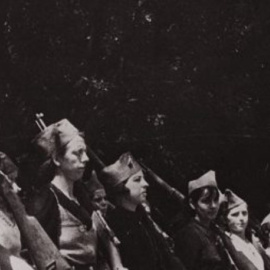 Fotografía: mujeres se preparan para marchar al frente.