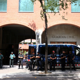 Una furgoneta de los Mossos d'Esquadra frente a la sede de la Gardia Civil en Barcelona. REUTERS/Albert Gea