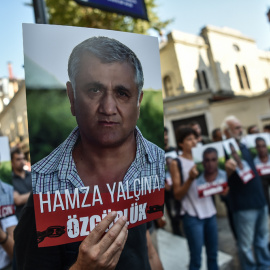 Manifestación en Estambul a favor de la puesta en libertad del periodista sueco-turco Hamza Yalcin, detenido en Barcelona. FP/ Ozan Kose