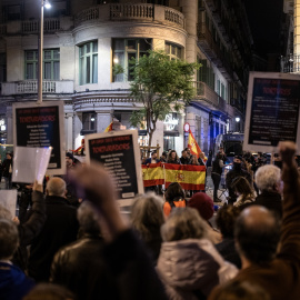 Decenas de personas durante una concentración frente a la Jefatura de Policía Nacional de Via Laietana, a 7 de noviembre de 2023, en Barcelona