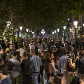 Foto de archivo de jóvenes bebiendo en la calle en Barcelona.