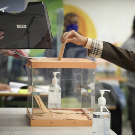 Una mujer vota en una mesa electoral del Colegio La Inmaculada-Marillac este 4M.