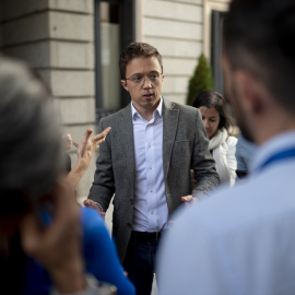 Íñigo Errejón a su salida de una sesión plenaria, en el Congreso de los Diputados, a 22 de octubre de 2024, en Madrid.