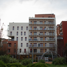 Fachada del edificio de las viviendas cooperativas de Cirerers en Nou Barris, en Barcelona, Cataluña (España).