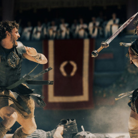 Paul Mescal y Pedro Pascal, en una de las escenas de lucha de la película 'Gladiator II'.