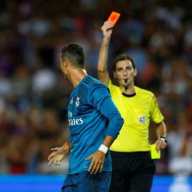 El arbitro Ricardo de Burgos Bengoetxea muestra la tarjeta roja al jugador portugués del Real Madrid Cristiano Ronaldo en el partido de ida de la Supercopa de España en el Nou Camp. REUTERS/Juan Medina