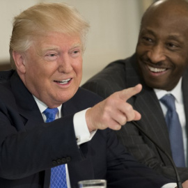 Foto del pasado febrero del consejero delegado de la farmacéutica Merck, Kenneth Frazier, con el presidente de EEUU, Donald Trump, en una reunión en la Casa Blanca. AFP/Saul Loeb