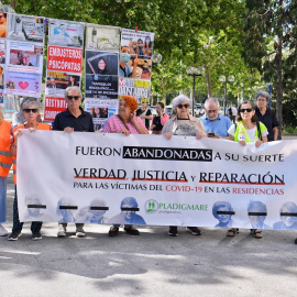 Varias personas sostienen una pancarta que reza: 'Fueron abandonadas a su suerte. Verdad, justicia y reparación para las víctimas del Covid-19 en las residencias' durante una concentración contra el maltrato a las personas mayores frente a los Juzgados