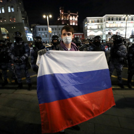 Un manifestante sostiene una bandera rusa durante una manifestación en apoyo del político opositor ruso encarcelado Alexei Navalny en Moscú, Rusia, el 21 de abril de 2021