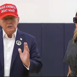 Captura de pantalla donde se observa a Donald Trump, junto a su esposa, Melania Trump, después de depositar su voto, este martes, en el Mandel Recreation Center de Palm Beach, en Florida.