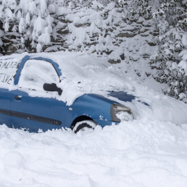 La nieve sepulta a varios vehículos que permanecen estacionados, este miércoles en Pedrafita do Cebreiro, Lugo.