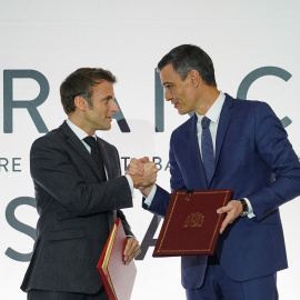 El presidente de Francia, Emmanuel Macron (i) y el presidente del Gobierno, Pedro Sánchez (d), se dan la mano tras la firma de un Tratado de Amistad entre sus respectivos países.