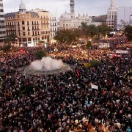 Una marea de personas exigen en València que Mazón dimita por su gestión de la DANA: "¿Dónde estabas entonces?"