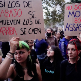 "No son muertos, son asesinatos", reza uno dos carteles de la manifestación en València contra la gestión de la DANA.