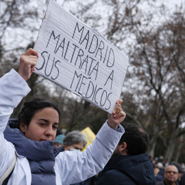 Numerosas personas marchan en una manifestación por la mejora de la Sanidad Pública desde el Ministerio de Sanidad hasta el Museo Reina Sofía, a 15 de enero de 2023, en Madrid (España). Imagen de archivo.