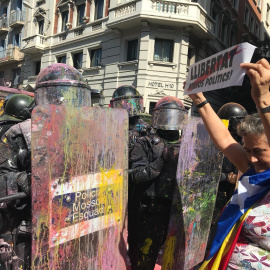 Mossos d'Esquadra frente a los participantes de una manifestación independentista celebrada en 2018.