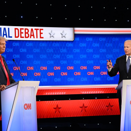 El presidente de EEUU, Joe Biden, junto al presidente electo, Donald Trump, durante un debate electoral.