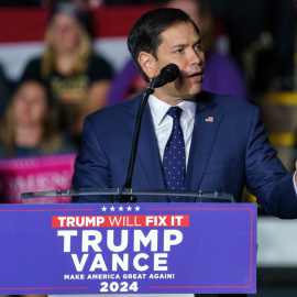 El senador Marco Rubio habla delante del presidente electo Donald Trump que asiste a un mitin en Pensilvania, a 4 de noviembre de 2024.