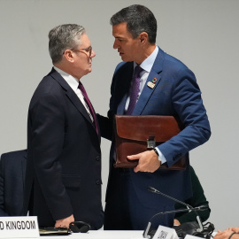 El primer ministro británico, Keir Starmer, conversa con el primer ministro español, Pedro Sánchez, durante la mesa redonda de la presidencia de la Conferencia de las Naciones Unidas sobre el Cambio Climático COP29 de 2024.