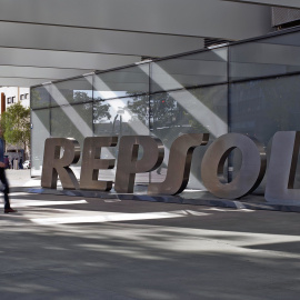 El nombre de Repsol en la entrada de la sede Campus Empresarial Repsol, en Madrid.