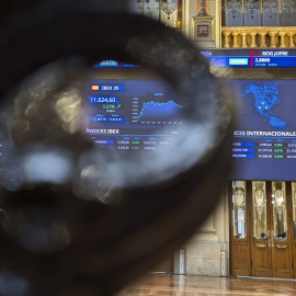 Vista de los paneles informativos en el patio de negociación en la Bolsa de Madrid. EFE/ Vega Alonso