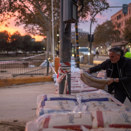 Varios operarios ponen sacos de arena para contener la nueva riada, a 12 de noviembre de 2024, en Aldaia, Valencia, Comunidad Valenciana (España).