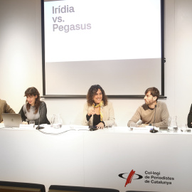 Roda de premsa d'Irídia sobre Pegasus, amb la seva directora, Anaïs Franquesa, al centre