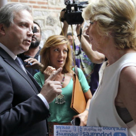 Antonio Miguel Carmona, junto a Esperanza Aguirre en las inmediaciones de la Asamblea de Madrid. EFE