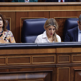 La vicepresidentas primera y segunda, María Jesús Montero y Yolanda Díaz (c), junto al ministro de la Presidencia, Félix Bolaños, durante la sesión de control al Gobierno celebrada este miércoles