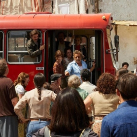 Un bus en busca de contexto histórico: la película 'El 47' y las luchas políticas y vecinales