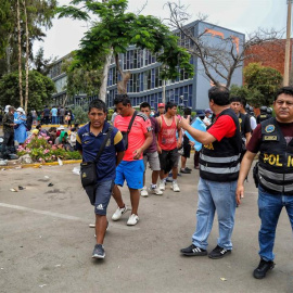 Agentes de la Policía Nacional de Perú detiene a manifestantes en la Universidad Nacional Mayor de San Marcos, en Lima, este 21 de enero de 2023.