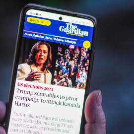 Un móvil con una noticia de 'The Guardian'