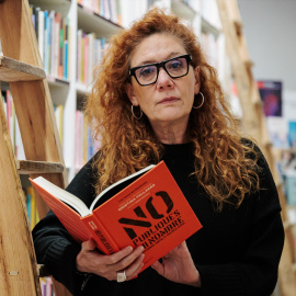 La escritora y periodista, Cristina Fallarás, posa durante la presentación de su nuevo libro 'No publiques mi nombre', en el Ateneo La Maliciosa, a 13 de noviembre de 2024, en Madrid (España).