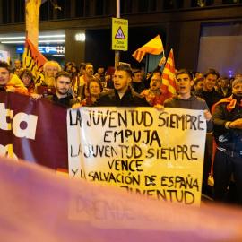 Jóvenes detrás de una pancarta de Revuelta, durante las protestas de 'Noviembre Nacional' en Ferraz.